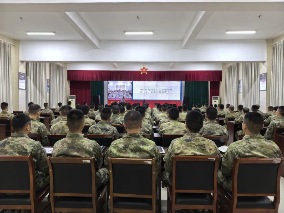 開展“普法潤軍心 共筑強軍夢”送法進軍營活動